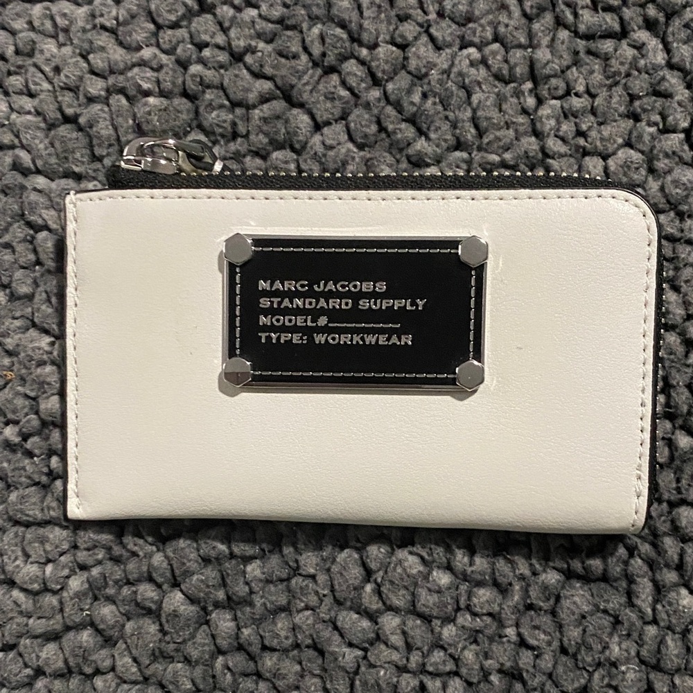 Marc Jacobs White Leather Zip Card Holder with Black Plaque